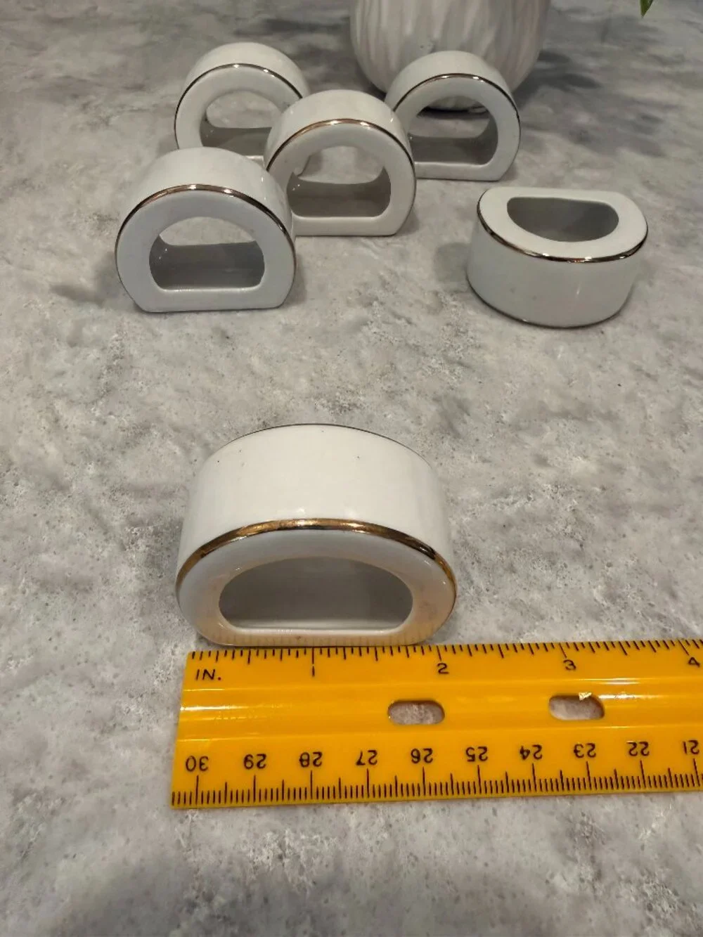 Vintage Gibson Designs Ceramic Napkin Rings White w/Gold Trim Set Of 6 D Ring